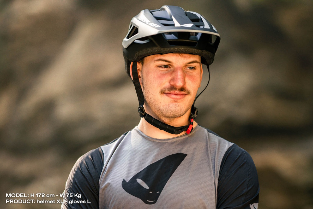 Defcon three mountain bike helmet black and gray - Ufo Plast